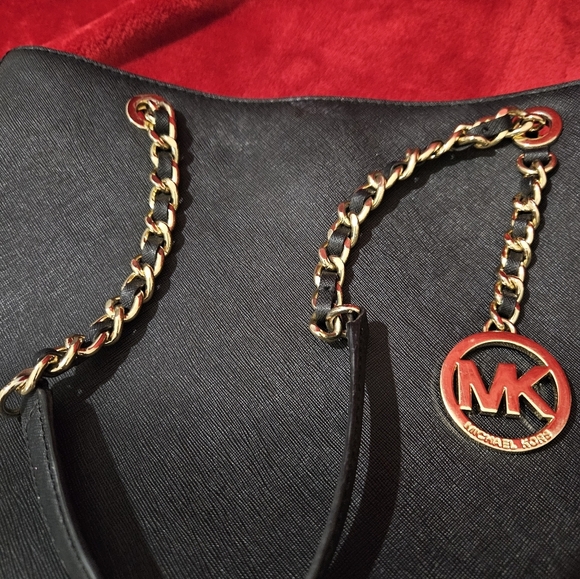 Michael Kors Black Leather Savannah Shoulder Bag - Picture 8 of 16